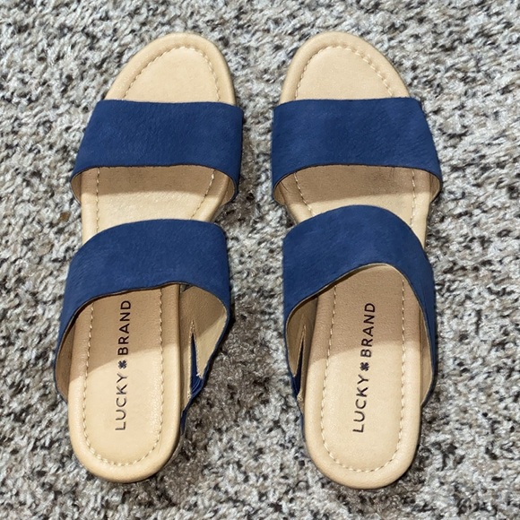 〽️Lucky Brand Women's Leather Wedge Navy Sandals! - Picture 3 of 8